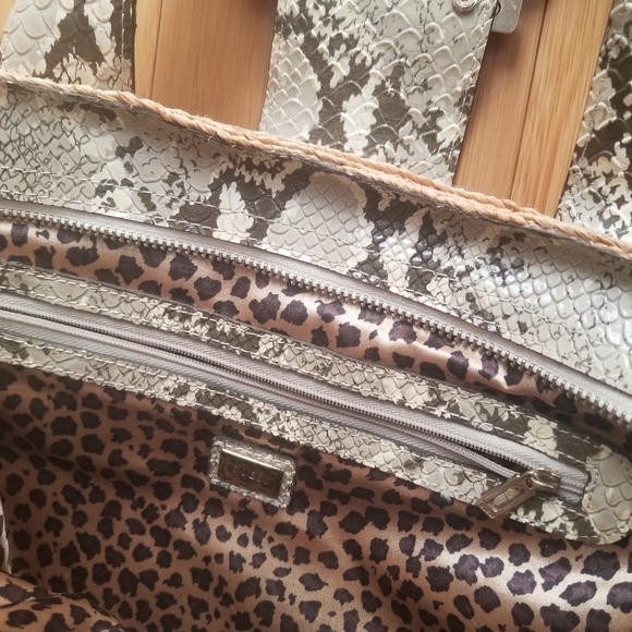 🌸 Guess Straw Snakeskin Cheetah Lining Print Bucket Shoulder Bag Handbag - Picture 5 of 8
